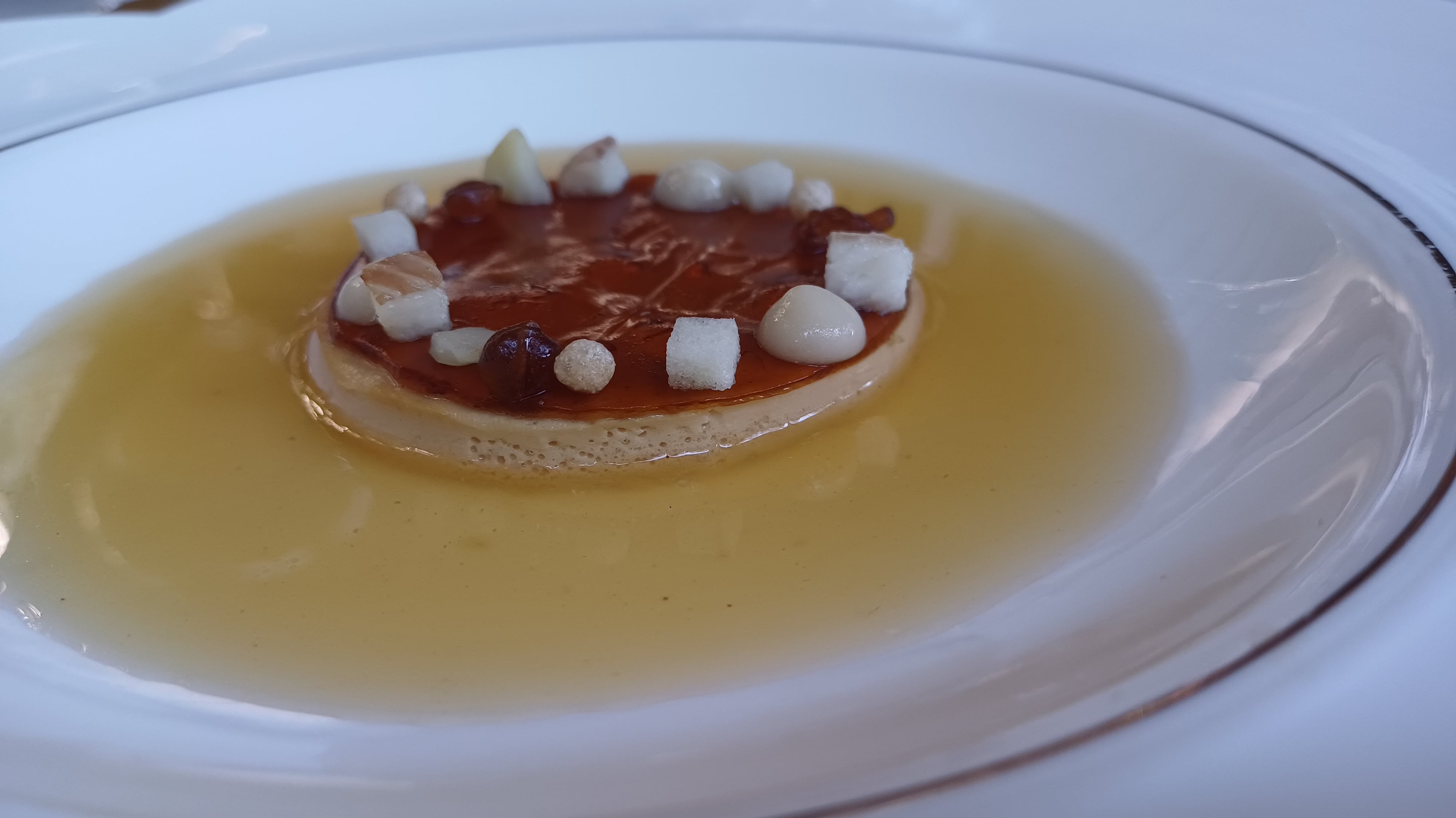 Aspic de hongos y pato con caldo esencial de garbanzos y anguila ahumada (Amós).