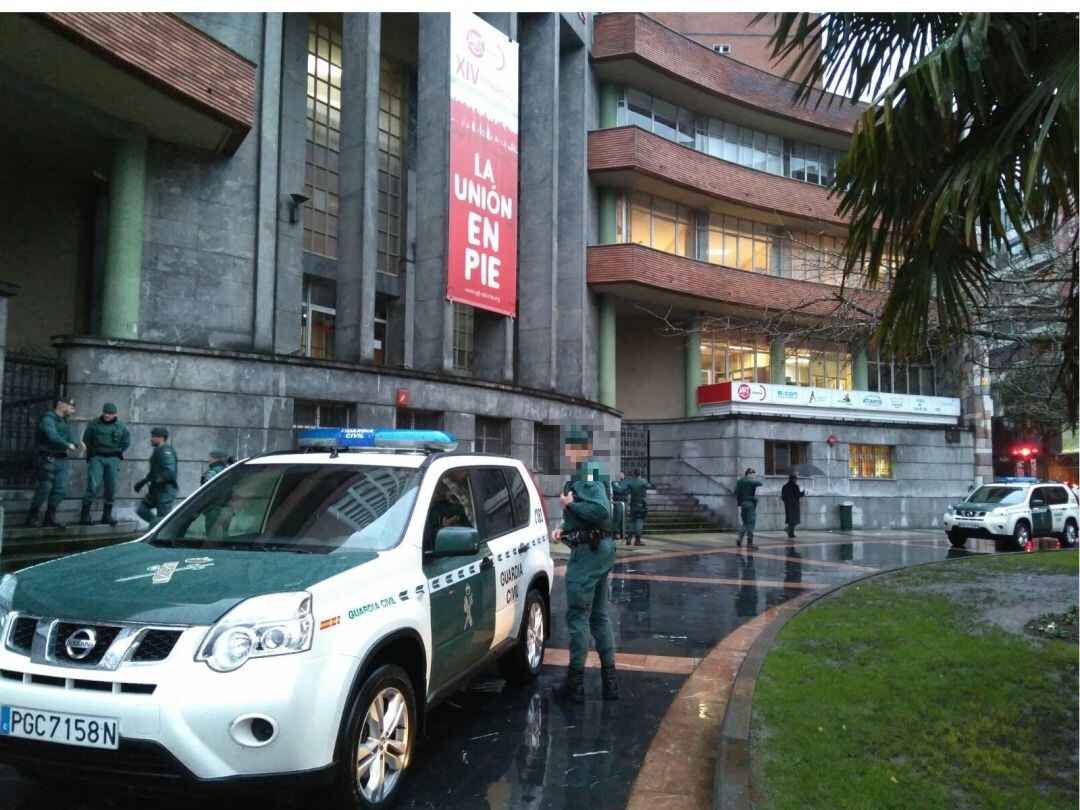 Registro de la Guardia Civil en la sede de UGT Asturias.