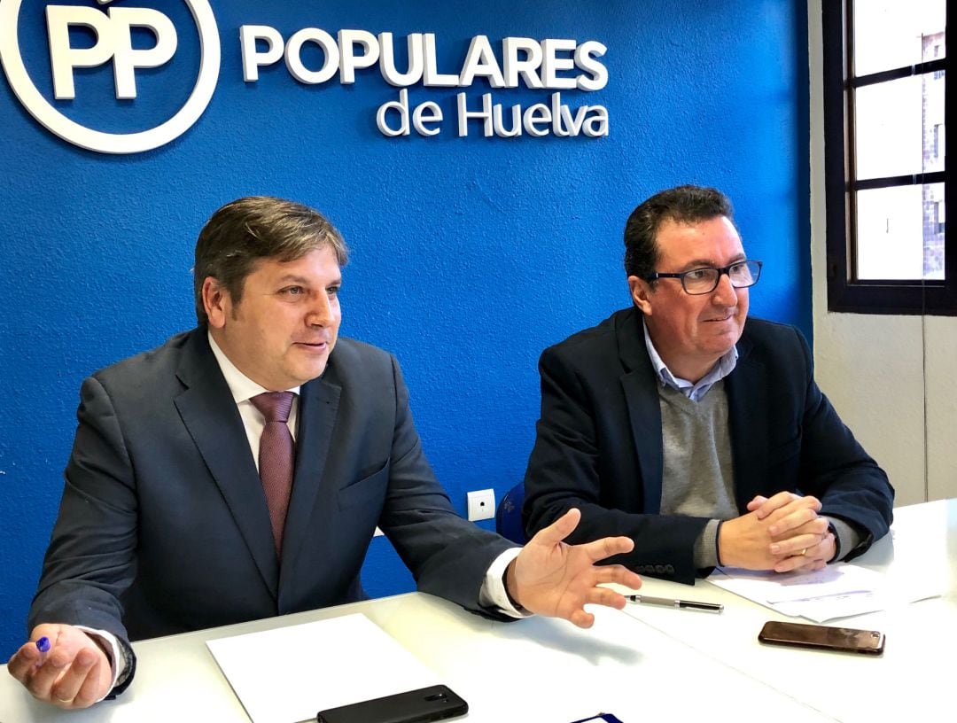 Alejandro Romero, nuevo viceconsejero de Cultura, y Manuel Andrés Gónzález, presidente del PP de Huelva.