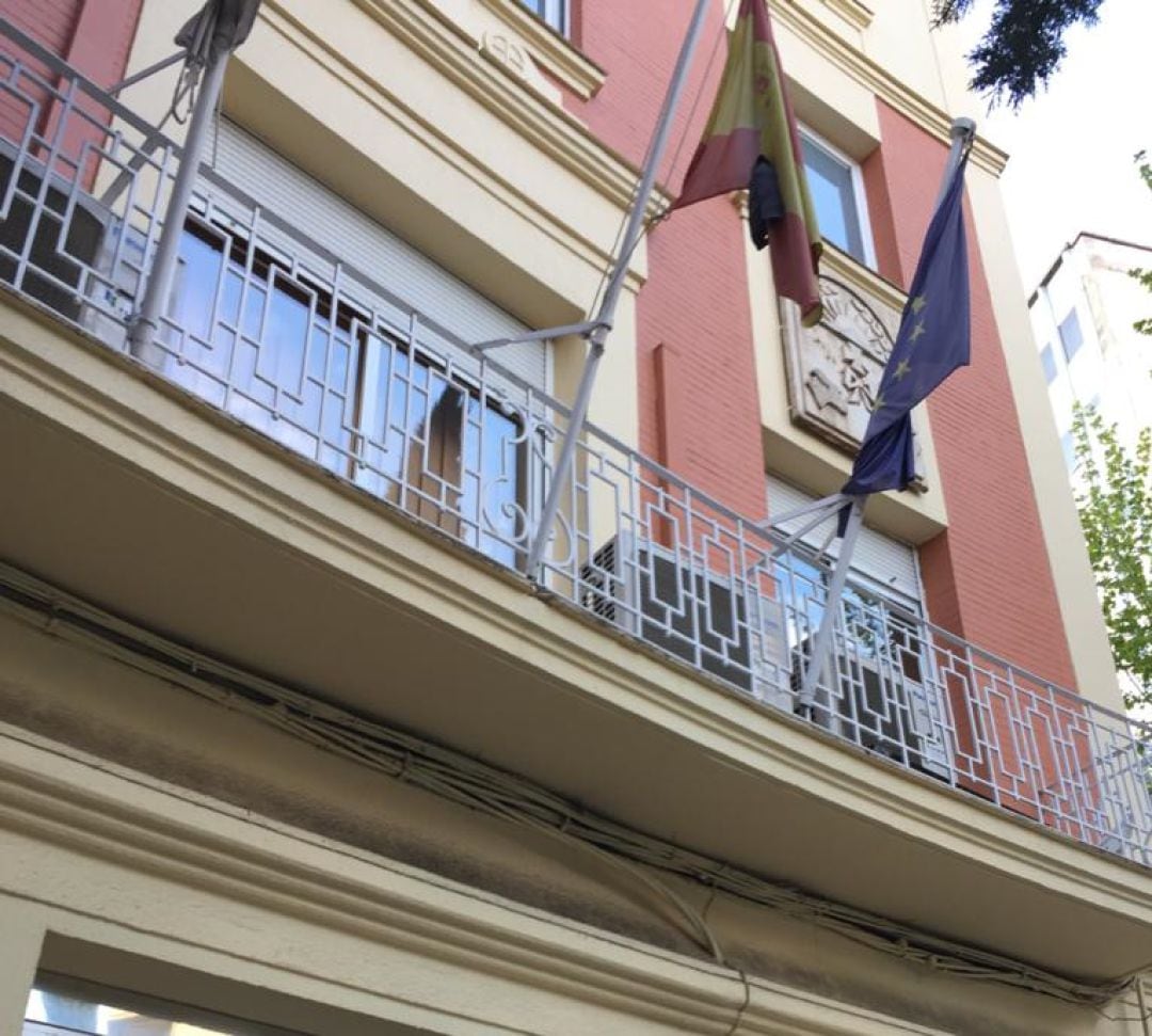 Sede del Colegio de Médicos de Ciudad Real con la bandera a media asta, en señal de luto