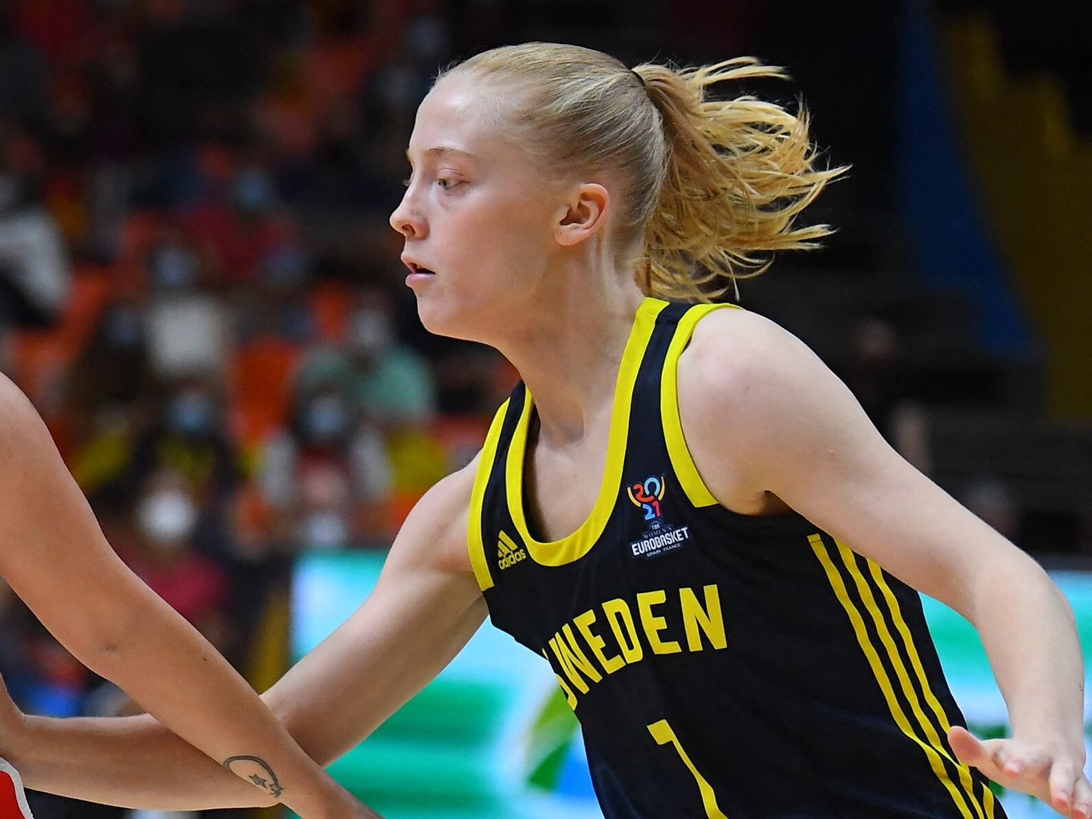 Spain&#039;s guard Silvia Domínguez (L) challenges Sweden&#039;s guard Klara Lundquist during the Women&#039;s Eurobasket match Spain against Sweden on June 18, 2021 in Valencia. (Photo by JOSE JORDAN / AFP) (Photo by JOSE JORDAN/AFP via Getty Images)