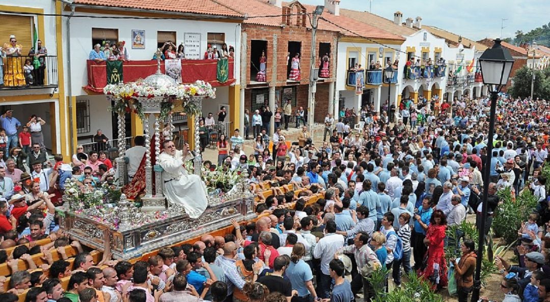 La Romería de la Virgen de la Cabeza reunía, al menos hasta el año 2019, a miles de personas en torno al Santuario que corona el Cerro del Cabezo