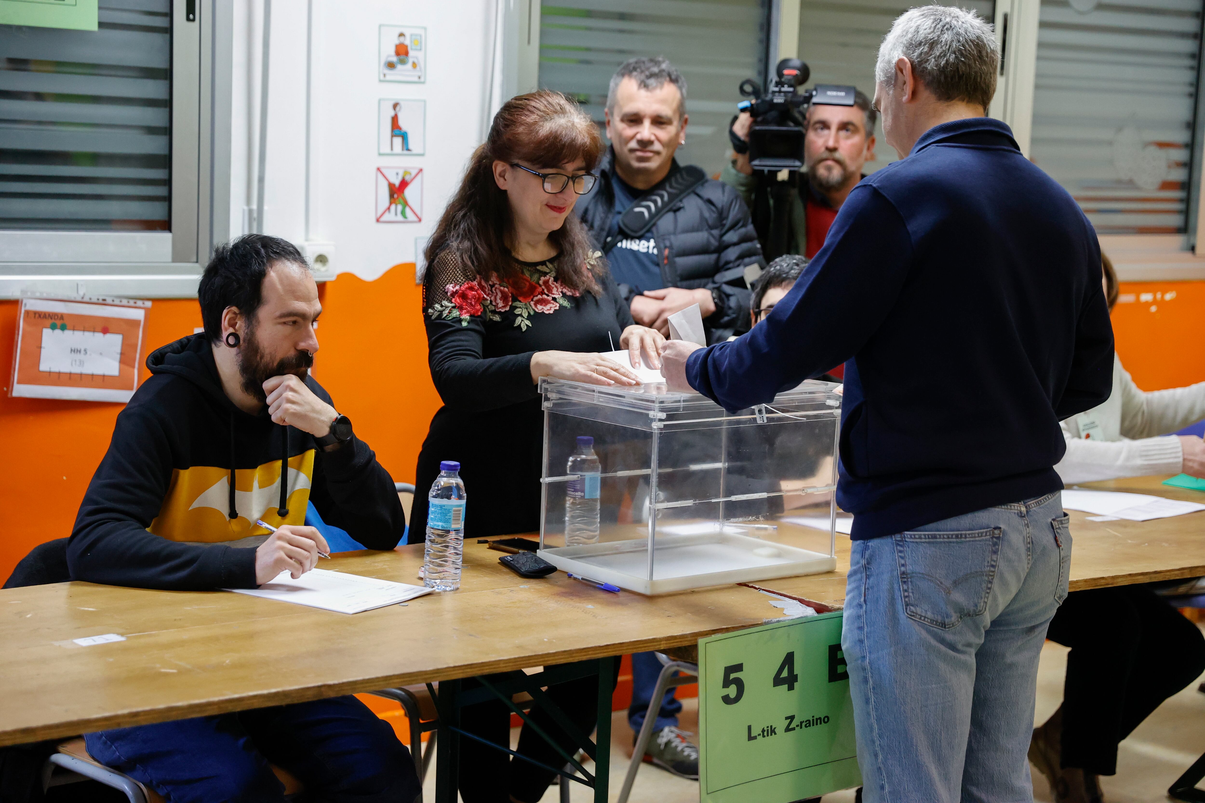 DURANGO (BIZKAIA), 21/04/2024.- Un hombre ejerce su derecho al voto en un colegio electoral en Durango, Bizkaia, este domingo. La jornada electoral más incierta en Euskadi de los últimos años ha arrancado a las 9:00 horas de este domingo con la incógnita del triunfo del PNV, tradicional ganador de estos comicios, o EH Bildu, que por primera vez en la historia puede disputarle ese puesto, según las encuestas.  EFE/ Luis Tejido
