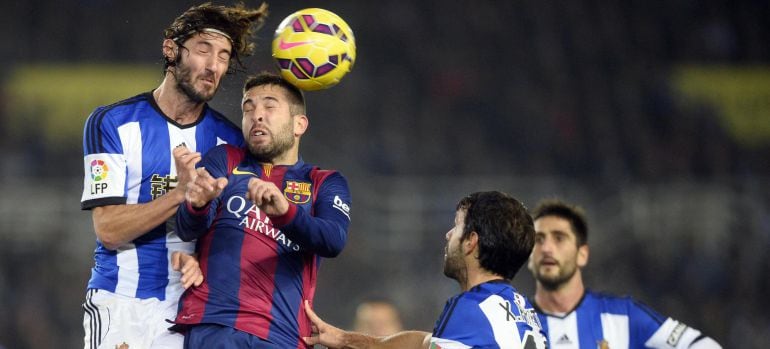 Barcelona&#039;s Jordi Alba (C) fights for the ball with Real Sociedad&#039;s Granero during their Spanish first division soccer match at Anoeta stadium in San Sebastian January 4, 2015. REUTERS/Vincent West (SPAIN - Tags: SPORT SOCCER)