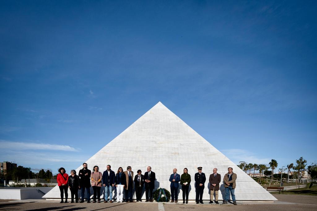 La corporación del ayuntamiento de Málaga junto a representantes del Gobierno, la Junta de Andalucía y la asociación de la Memoria Histórica participan en el acto de homenaje a los represaliados de la Guerra Civil y la dictadura franquista en el cementerio de San Rafael (Málaga). Ayuntamiento de Málaga.