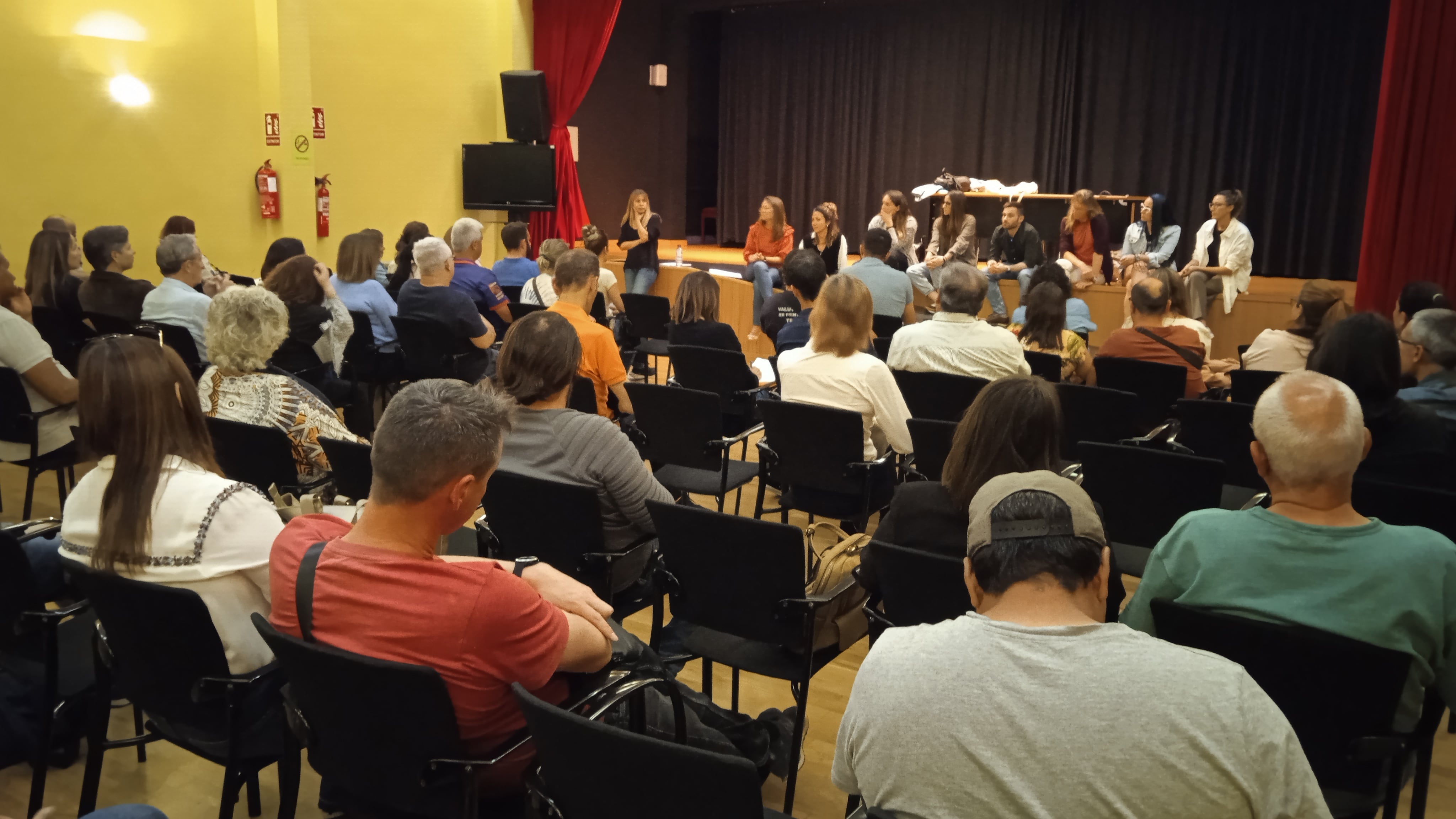 Momento de la reunión informativa, ofrecida por los profesionales del CDIAT, en la Casa de Cultura de Dénia.