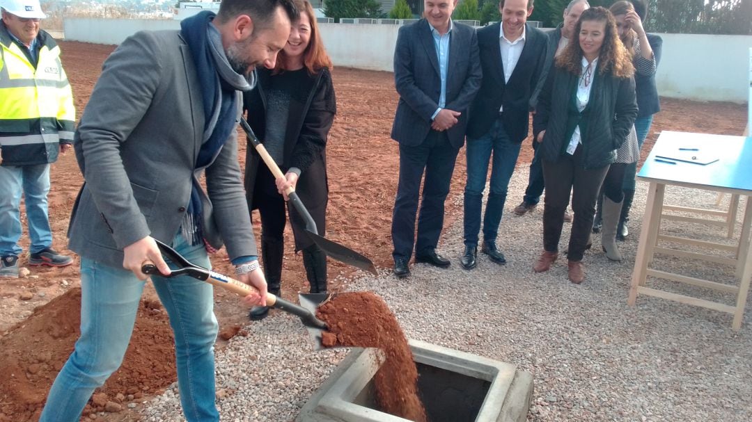 Imagen del acto de colocación de la primera piedra