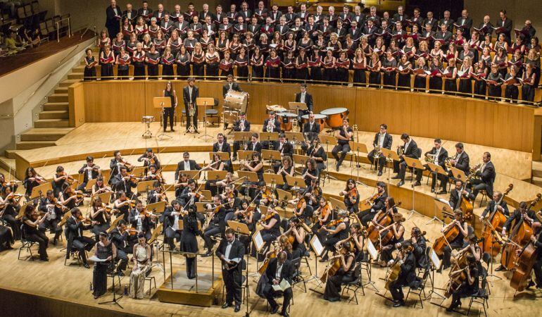 La Orquesta Metropolitana de Madrid y el Coro Talía, bajo la dirección de Silva Sanz, presentarán en el TACA el concierto 'Del blanco y negro al color' 