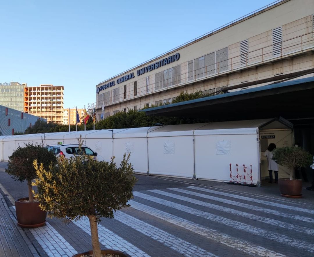 Acceso al Hospital de Campaña instalado en el Hospital General de Alicante