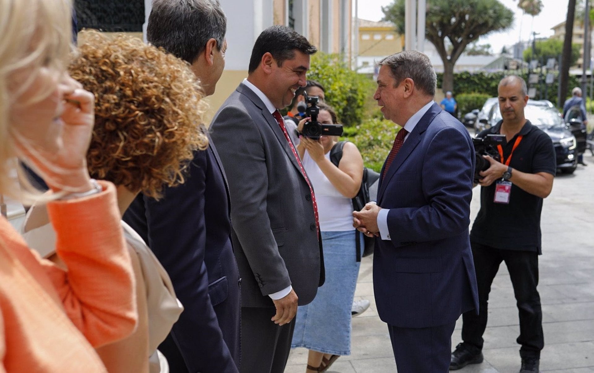 21/06/2023 Huelva.- Planas dice que Doñana &quot;tiene que ser un activo, no un problema&quot; y muestra su apoyo &quot;sin reservas&quot; al sector.

El ministro de Agricultura, Pesca y Alimentación, Luis Planas, ha manifestado este miércoles que Doñana &quot;tiene que ser un activo, no un problema&quot; para el sector de los frutos rojos, toda vez que ha mostrado su apoyo &quot;sin fisuras&quot; a los agricultores y ha pedido que se retire la Proposición de Ley (PDL) sobre los regadíos del Condado de Huelva.

POLITICA 
A.PÉREZ/EUROPA PRESS
