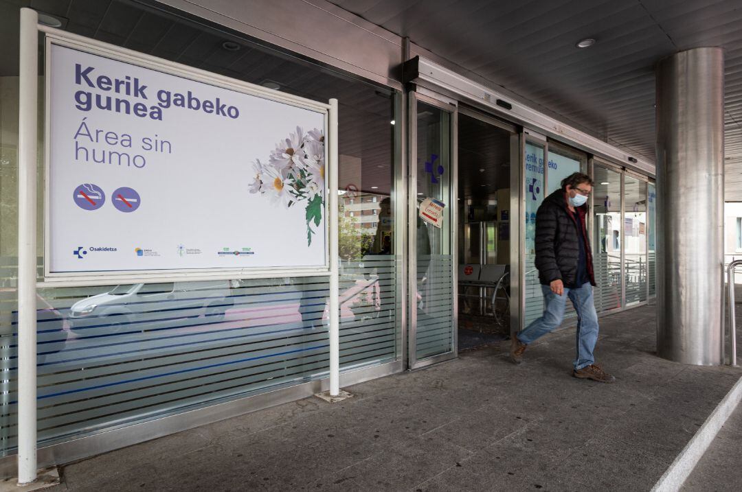 Un hombre sale del Hospital de Txagorritxu