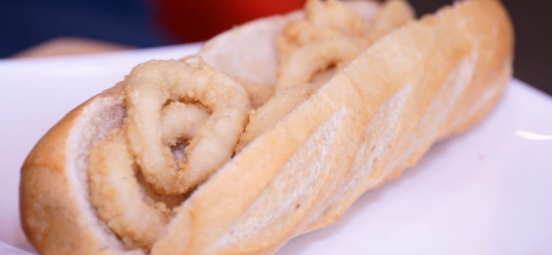 Uno de los bocadillos de calamares más famosos de Madrid