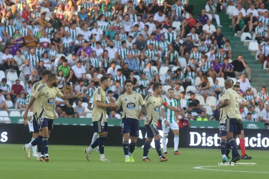 Los jugadores del Racing celebran el gol de Eneko Jauregi ante el Córdoba en el Nuevo Arcángel (foto: LaLiga Hypermotion)