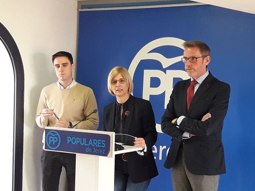 María José García Pleayo junto a Jaime Espinar y Daniel Nieto en la sede del PP de Jerez