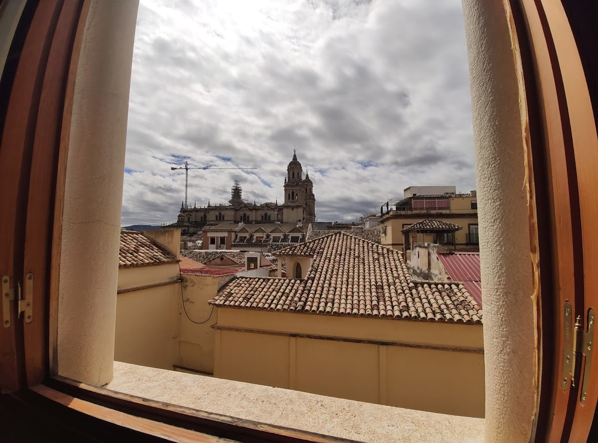 Vista de Jaén capital desde una ventana, con la Catedral al fondo