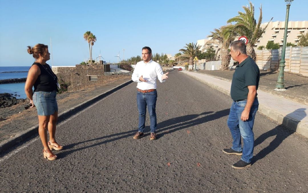 El consejero de Obras Públicas del Cabildo de Lanzarote, Jacobo Medina, visitando el tramo del carril bici junto a los concejales de Teguise Olivia Duque y Eugenio Robayna.