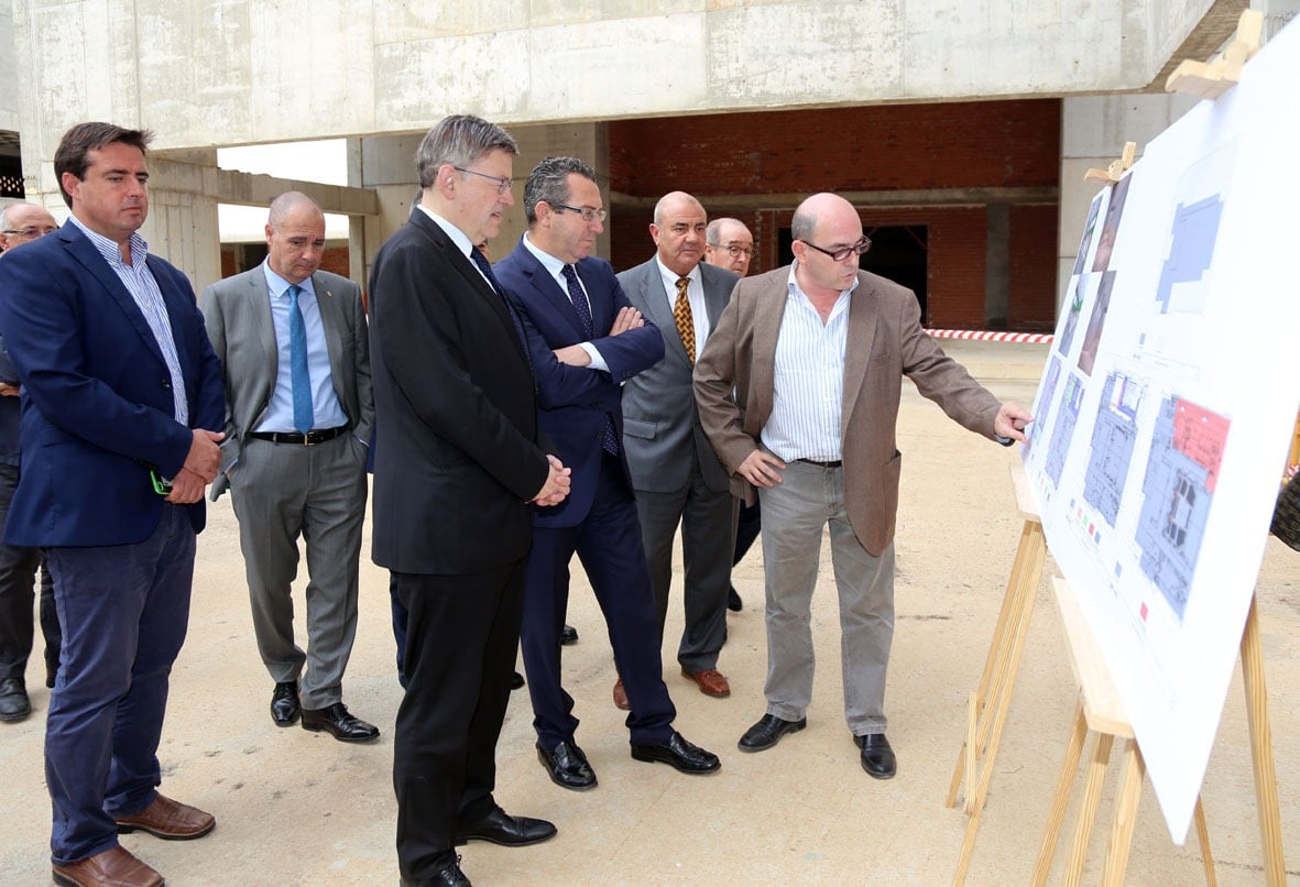 El president de la Generalitat Valenciana Ximo Puig, el alcalde de Benidorm Toni Pérez y el director de la Sociedad de Proyectos Temáticos CV Antonio Rodes durante una visita al Centro Cultural de Benidorm / Archivo