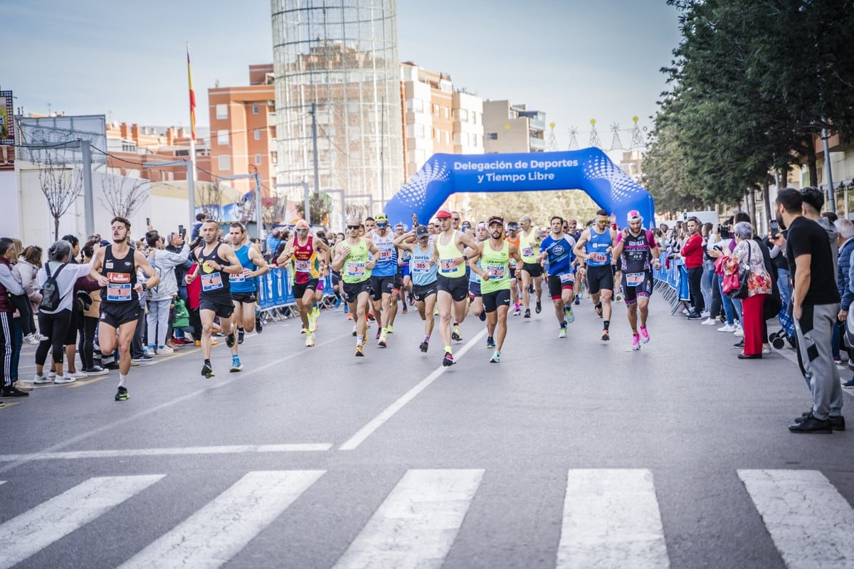 Los participantes toman la salida en Roquetas.