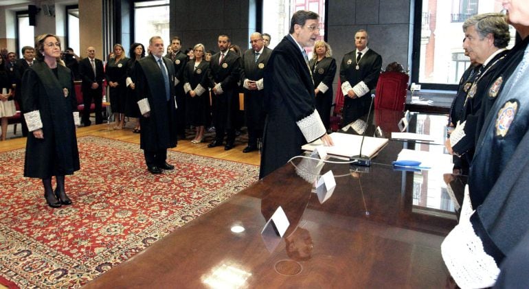 GRA034. BILBAO, 11/09/2015.- Juan Luis Ibarra (d), toma posesión del cargo de presidente del Tribunal Superior de Justicia del País Vasco para su segundo mandato, en presencia de Miguel Escanilla (2i), presidente de lo Contecioso Administrativo del TSJ de La Rioja, y Mercedes Oliver (i), magistrada del TSJR. EFE/Luis Tejido ***POOL***