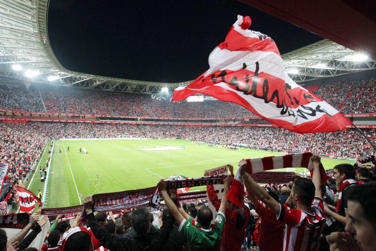 GRA586. BILBAO, 09/05/2015.- Afiiconados del Athletic de Bilbao animan a su equipo durante el partido de Liga en Primera División ante el Deportivo de La Coruña, que están disputando esta noche en el estadio de San Mamés, en Bilbao. EFE/Luis Tejido