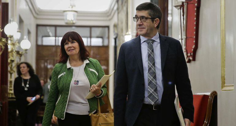 El presidente del Congreso, Patxi López, y la vicepresidenta segunda, Micaela Navarro (i), a su llegada a la reunión que la Mesa del Congreso 