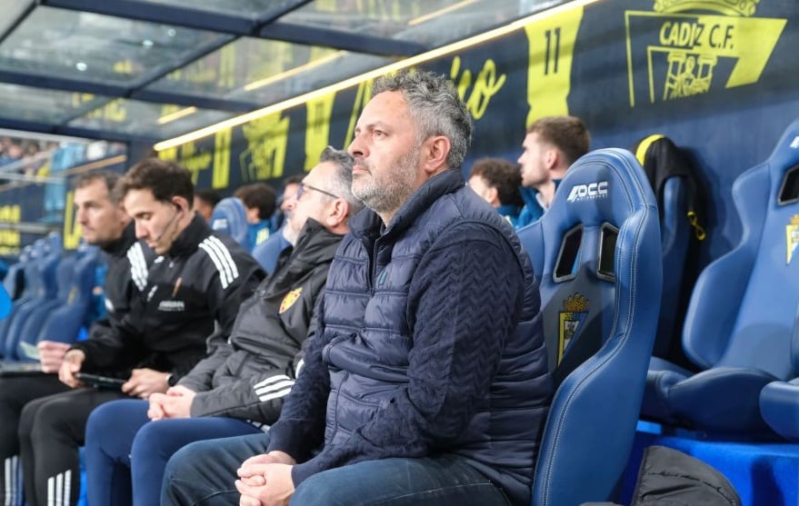 David Navarro, junto a Néstor Pérez en el banquillo del Nuevo Mirandilla de Cádiz