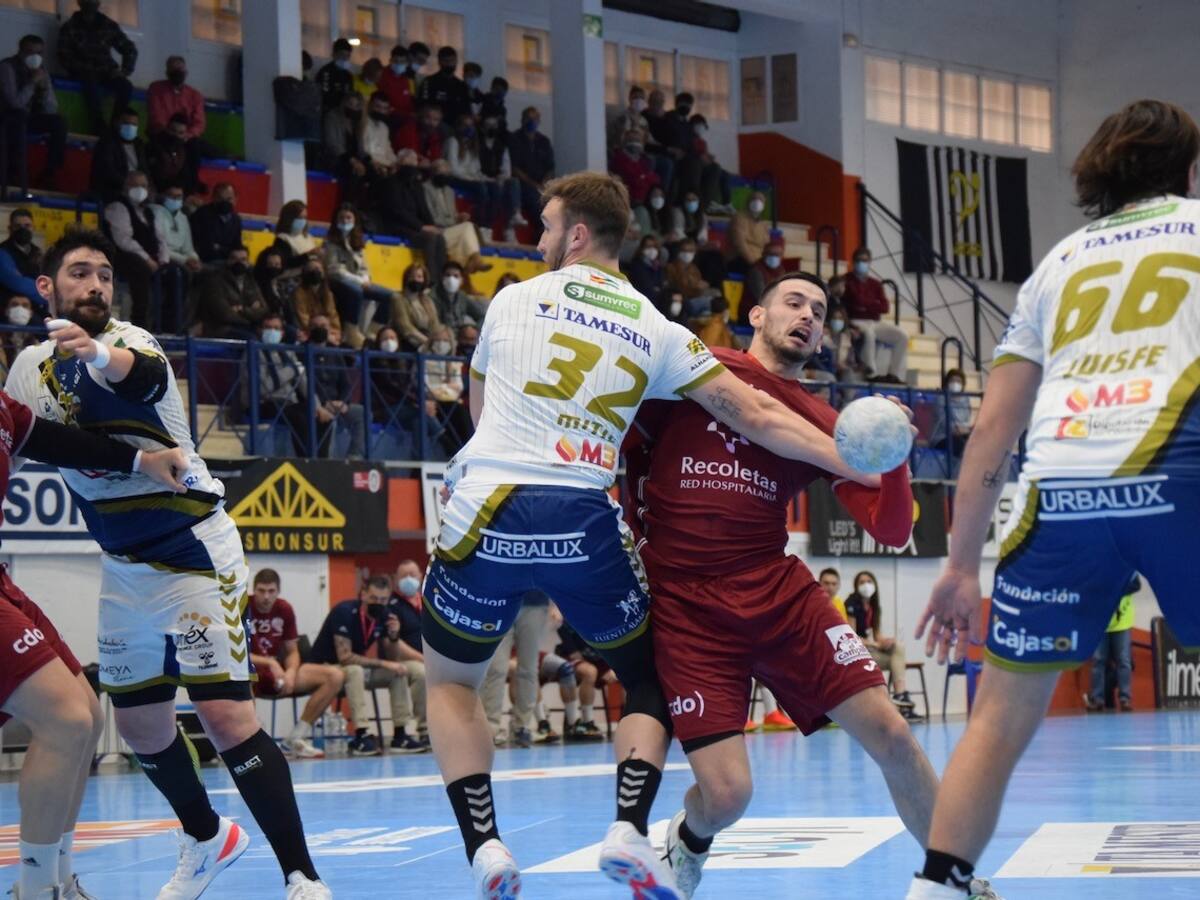 El Atlético Valladolid pisa el descenso