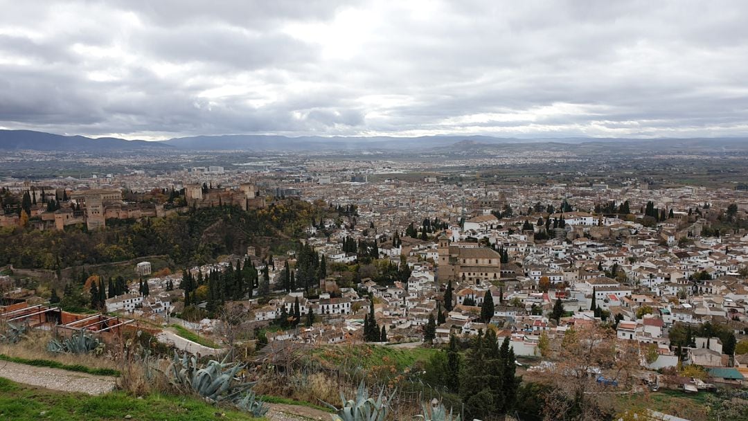 La Alhambra y la ciudad de Granada desde el mirador de San Miguel Alto, con el Albaicín en primer plano