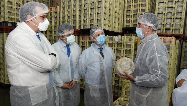 Parte del ejecutivo regional, durante la visita a las instalaciones de Quesos La Casota, en el municipio ciudadrealeño de La Solana