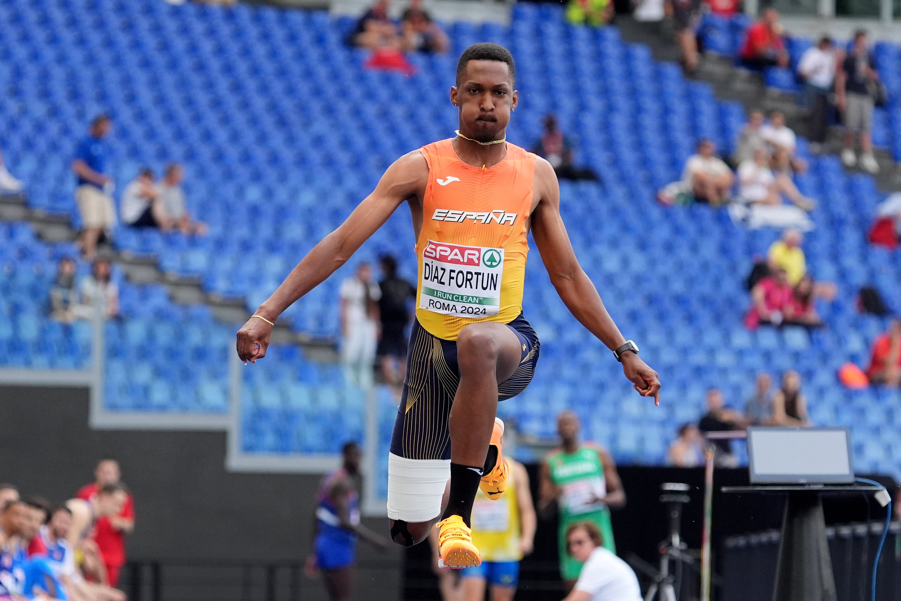 Jordan Díaz saltando durante los Europeos de Atletismo en Roma