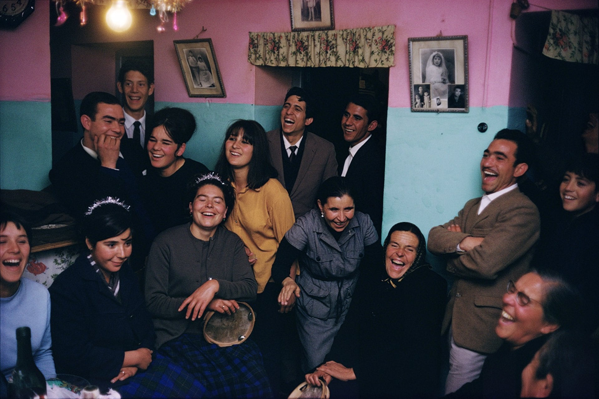 Una de las fotografías que Joel Meyerowitz realizó durante su estancia en Málaga en 1966, donde entabló amistad con los Escalona, una una de las familias flamencas tradicionales de la ciudad.