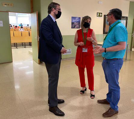 El rector de la UJA, Juan Gómez (a la derecha), asistía al inicio de las pruebas de selectividad en la sede de la capital jiennense