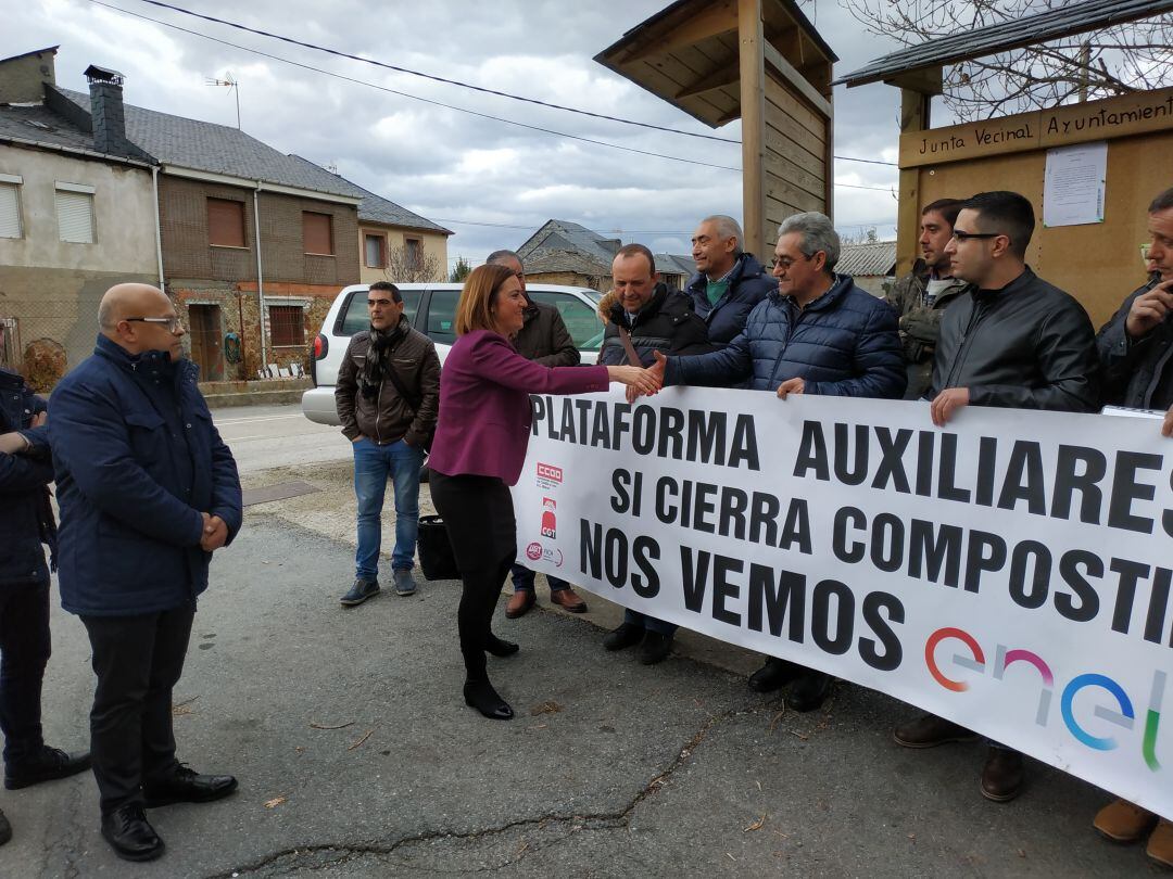 Virginia Barcones saluda a los trabajadores de las contratas