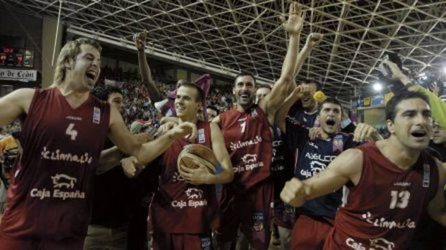 El desaparecido Baloncesto León celebró su último ascenso en el Palacio