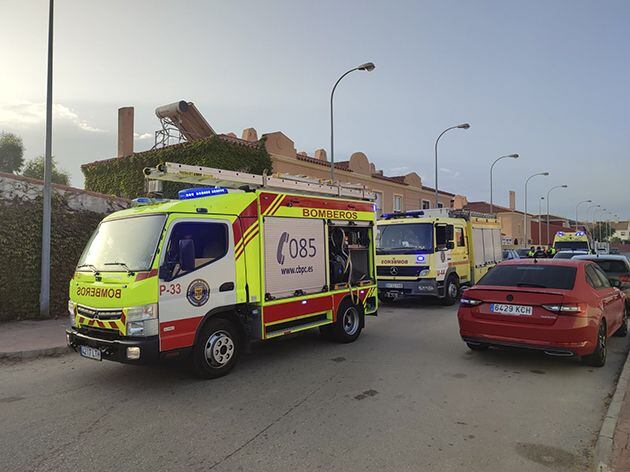 Actuación de los bomberos en el incendio de El Rinconcillo, en Algeciras