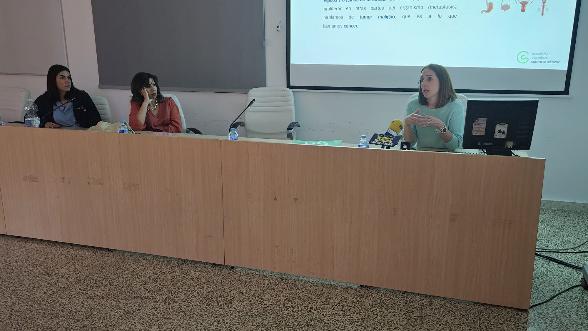 Momento de la intervención de Elena Fernández Parras, de la AECC Jaén