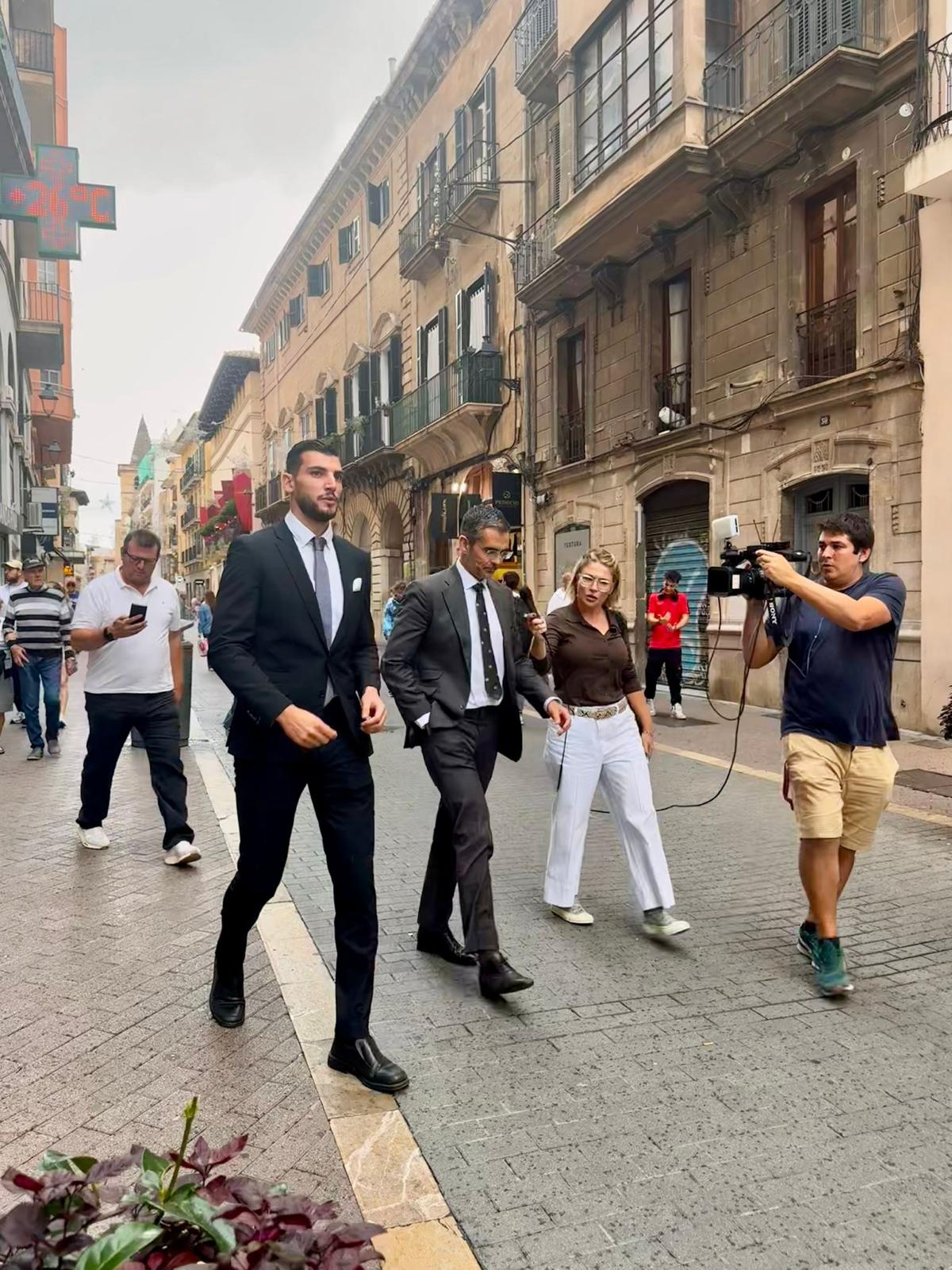 El jugador del Elche Rafa Mir sale del juzgado