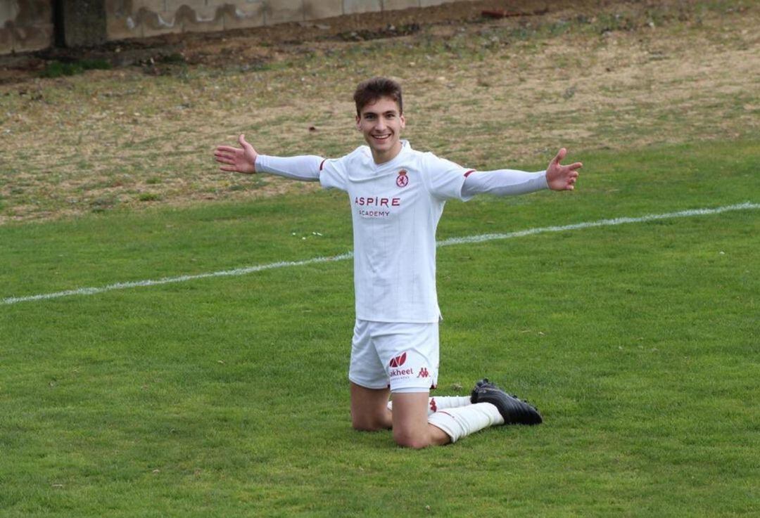 Percan celebra uno de sus goles con el equipo juvenil de la Cultural