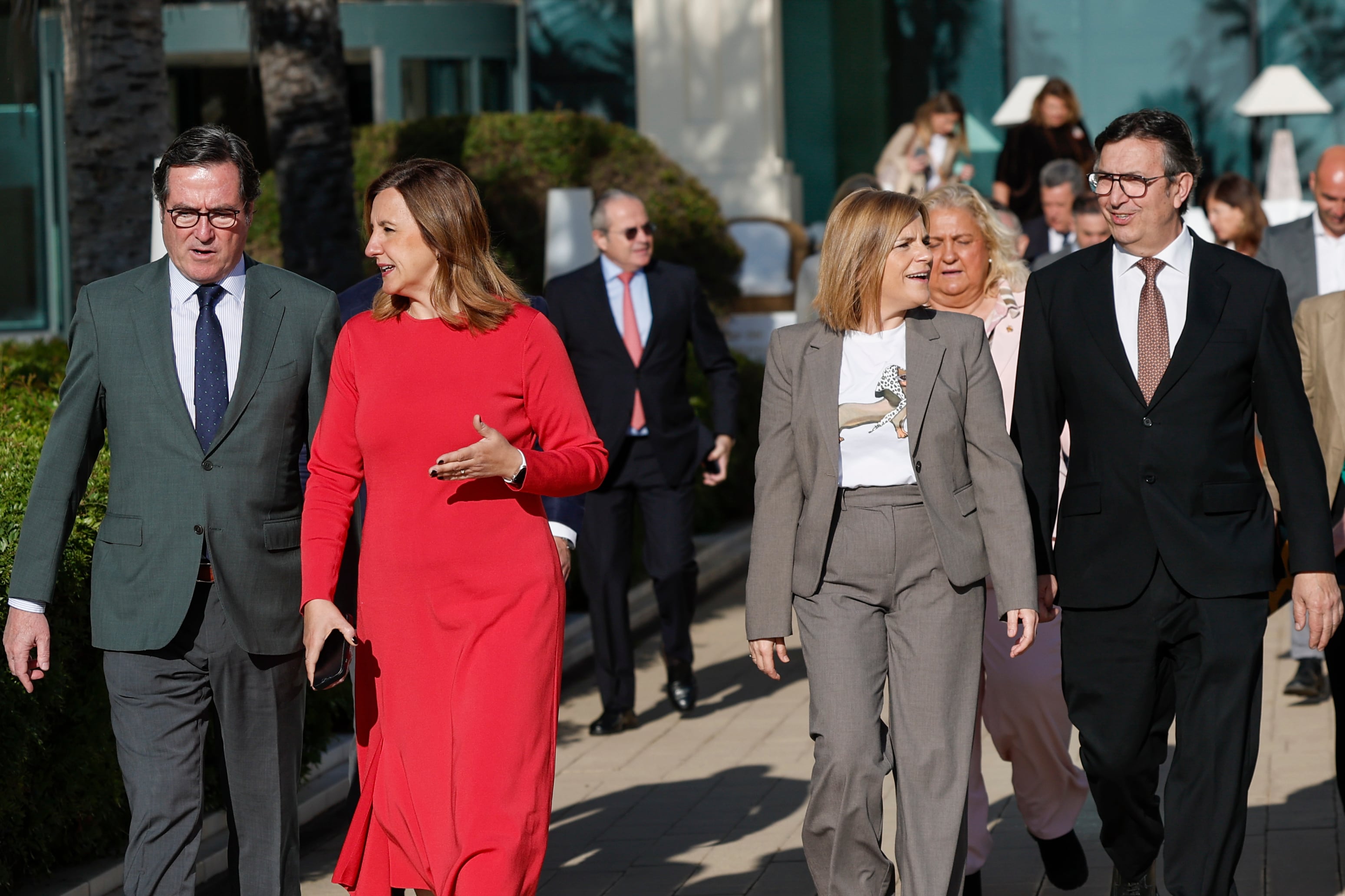 GRAFCVA3457. VALENCIA, 27/04/2026.- El presidente de la CEOE, Antonio Garamendi (i), la alcaldesa de Valencia, María José Catalá (2ª i), la delegada del gobierno, Pilar Bernabé, y el presidente de la patronal autonómica valenciana (CEV), Vicente Lafuente, a su llegada al Fórum Europa Tribuna Mediterránea. EFE/Manuel Bruque