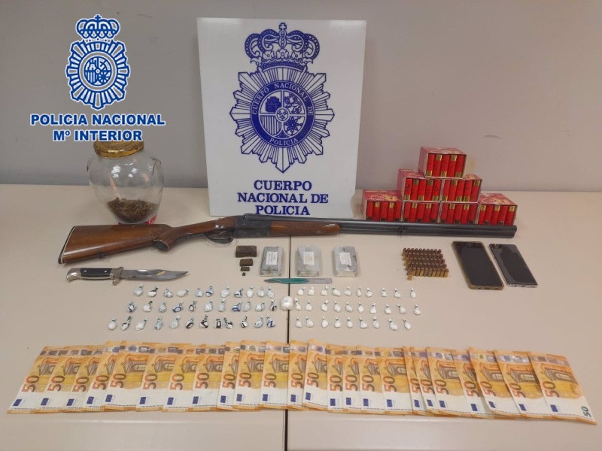 Droga, escopeta y dinero, entre otros, incautados por la Policía Nacional