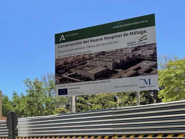 Cartel anunciador de las obras del tercer hospital de Málaga, junto al Civil