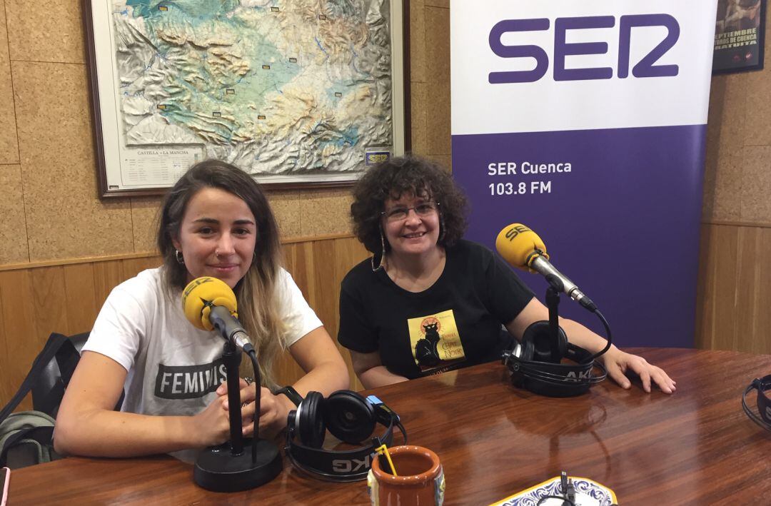 Jaione Gil (i) y Marta Asensio , de la Asociación de Mujeres Opañel