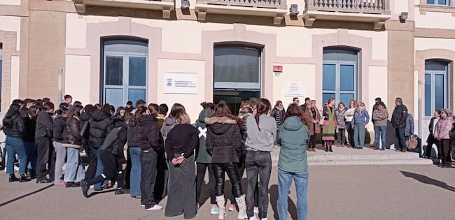 Minuto de silencio guardado tras la lectura del Manifiesto por el 25N en el Campus de Huesca