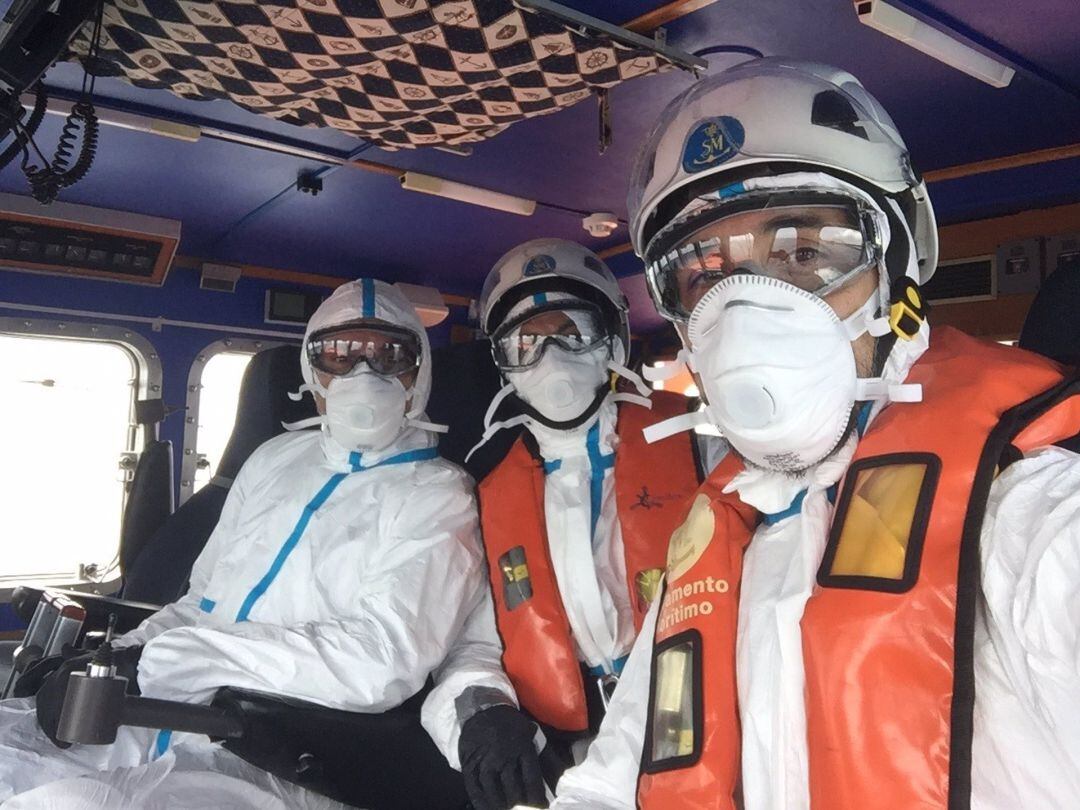 Efectivos de la Salvamar Denébola.