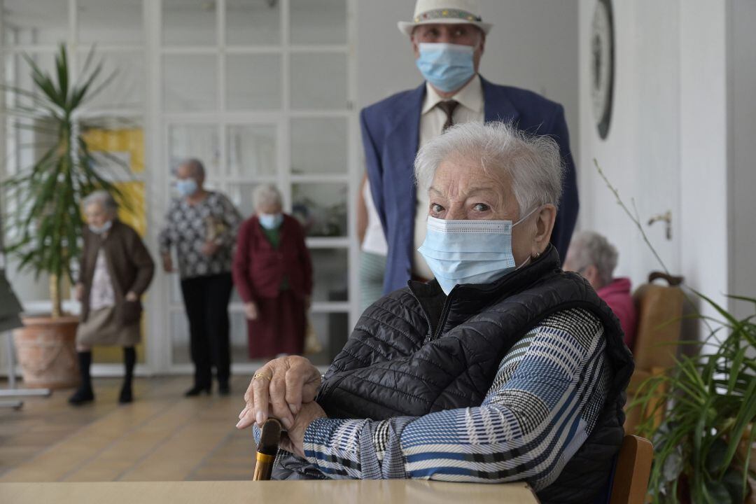 Varios ancianos en una residencia de mayores. Imagen de archivo