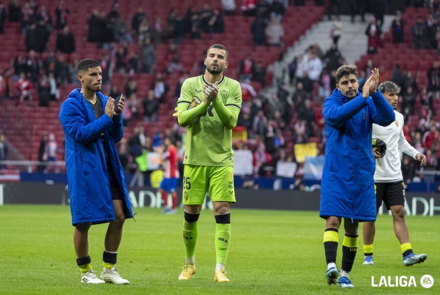 Robertone, Maximiano y Pozo saludando a los aficionados que viajaron para estar con el equipo.