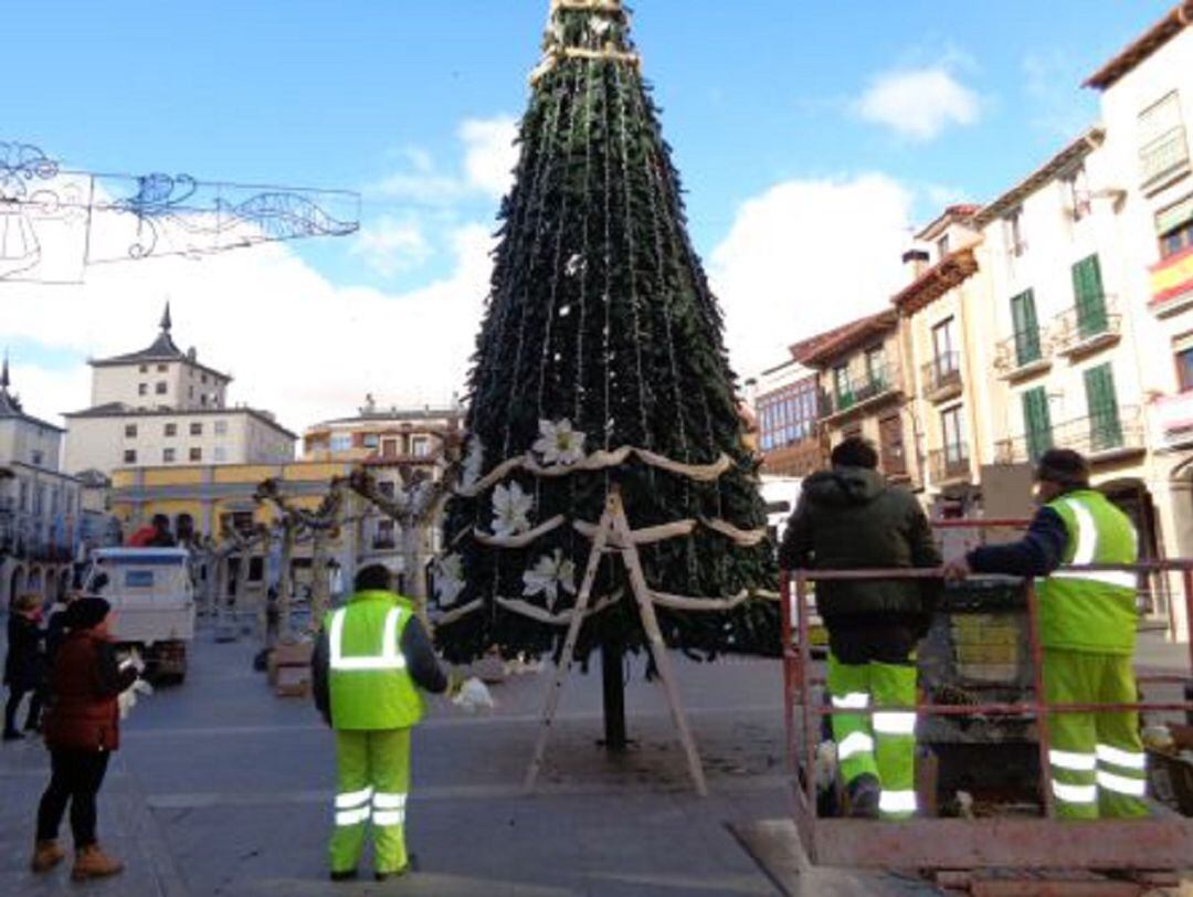 Montaje del árbol de Navidad. Doto de archivo