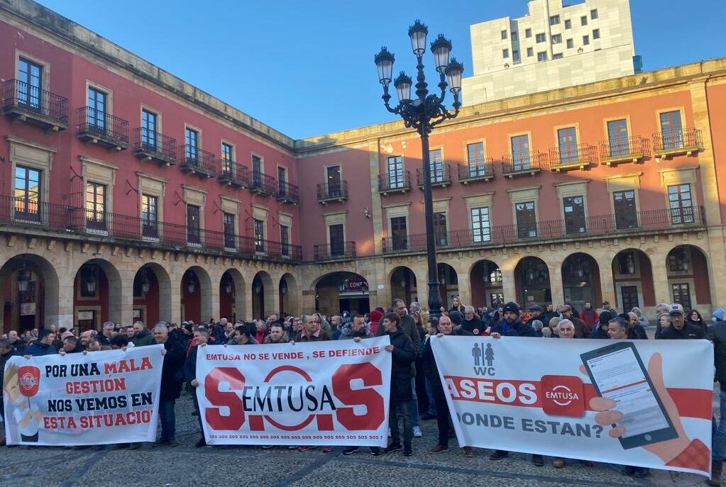 Protesta trabajadores de EMTUSA en la Plaza Mayor.