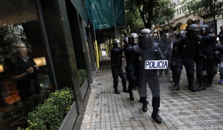 Agentes de Policía durante los disturbios del 1-O.