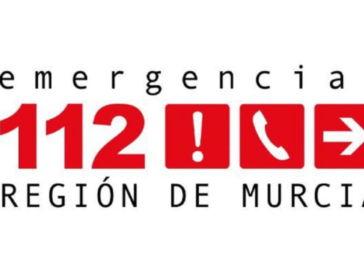 Sanitarios atienden a un joven de 17 años afectado por el humo en el incendio en un edificio de Cartagena